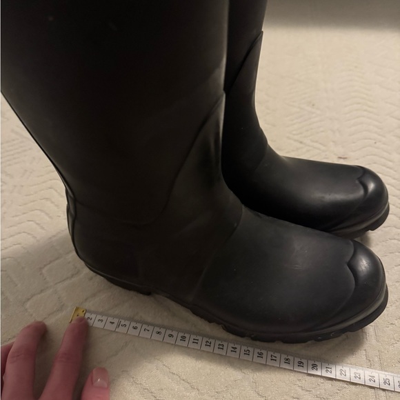 Hunter Classic Black Waterproof Boots and Hunter Socks - Picture 10 of 12